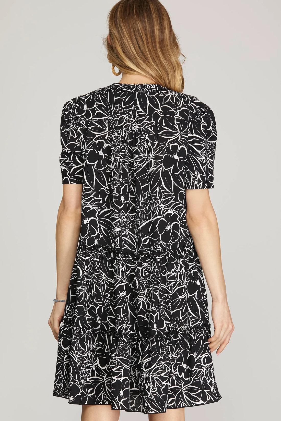 BLACK SHORT SLEEVE TIERED FLORAL PRINT WOVEN DRESS